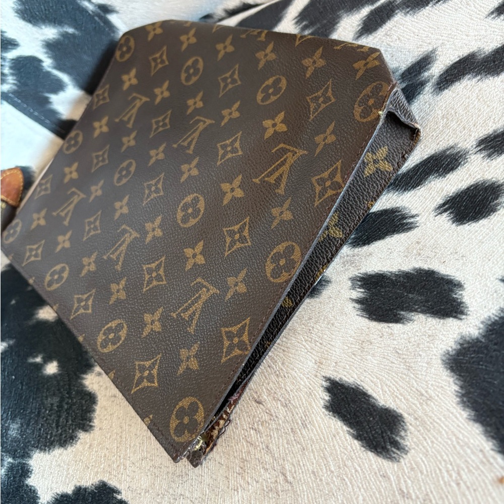 Louis Vuitton Monogram 26 Toiletry Pouch - Picture 9 of 16